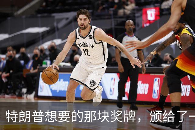 特朗普想要的那块奖牌，颁给了一位被他制裁的法官